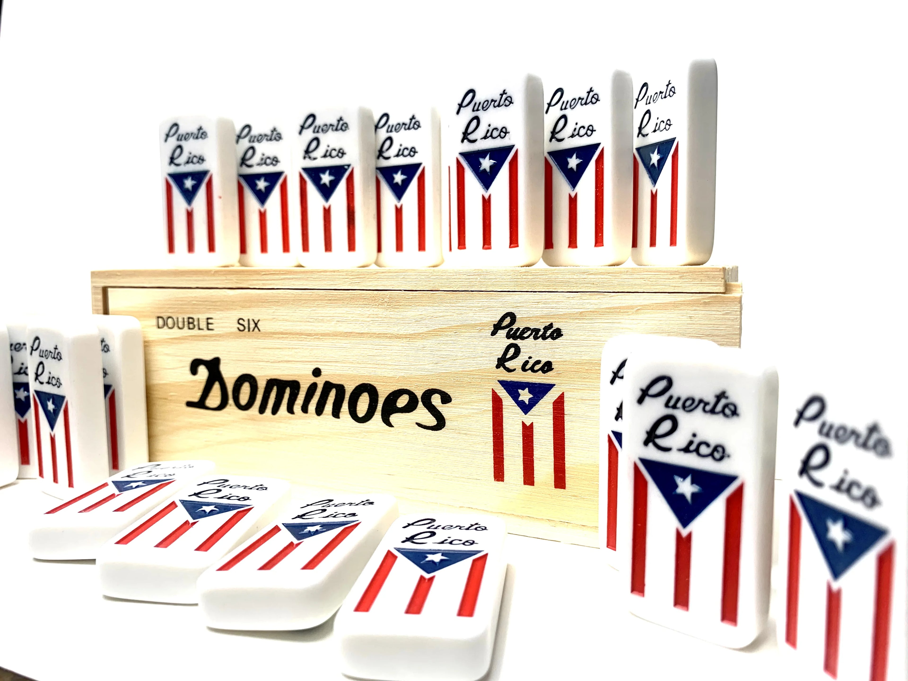 PUERTO RICO DOMINO GAME SET WITH FLAG AND MAP ENGRAVED/ DOMINO DE PUERTO RICO CON BANDERA Y MAPA GRABADOS.