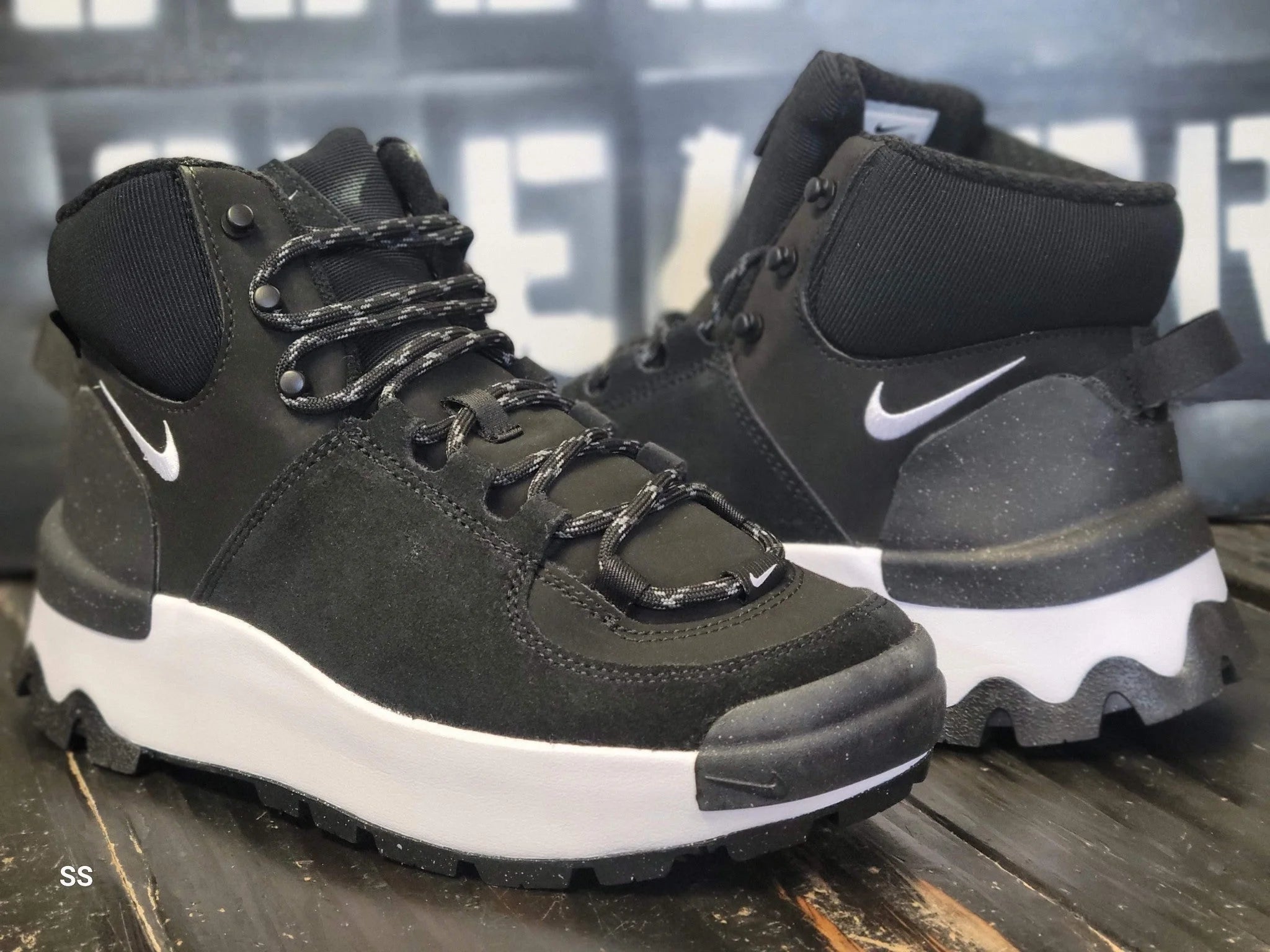 Nike City Classic Black Suede White Mid Boots DQ5601-001 Women 6.5